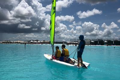 Sailboat with 3 people on Lago Mar Lagoon.